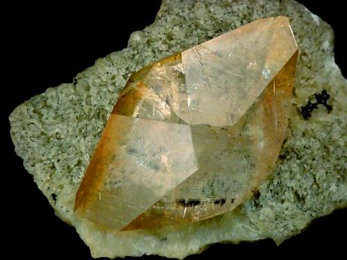 Otro hermoso cristal de calcita de la mina "Elmwood", esta vez sobre una matriz de pequeños cristales de barita.
Tamaño del cristal 13 cm.
Fotografía: J. R. García (Autor: JRG)