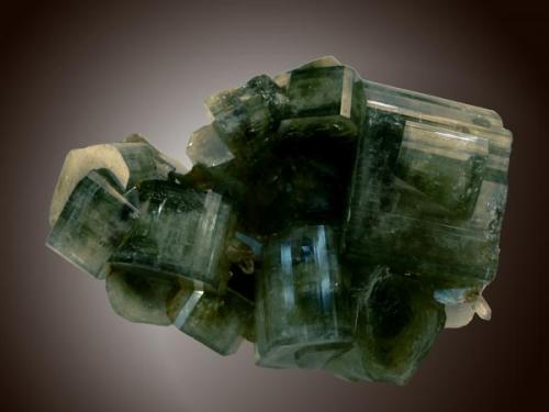 Apatito de la mina de "Panasqueira", nivel 1 de "Vale da Ermida", con cristales de hasta 4 cm. Dimensiones de la pieza 9 x 5 cm.
Fotografía: J. R. García (Autor: JRG)