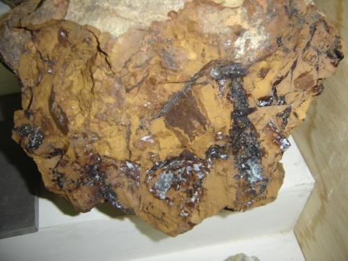 Roca laterítica con drusas de goethita submilimétrica y cuarzo blanco (muestra con 15 x 11 x 12 cm). Luanda, Formiga, Minas Gerais, Brasil. (Autor: Anisio Claudio)