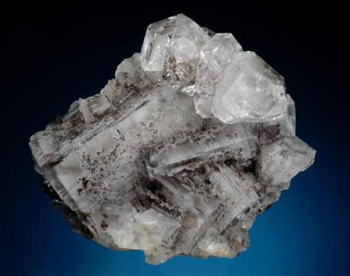 Grupo de cristales de cuarzo sobre cubos de fluorita con inclusiones de hidrocarburos procedente de la mina Emilio.
Dimensiones del ejemplar 11 x 10 cm.
Foto: Jeff Scovil (Autor: JRG)