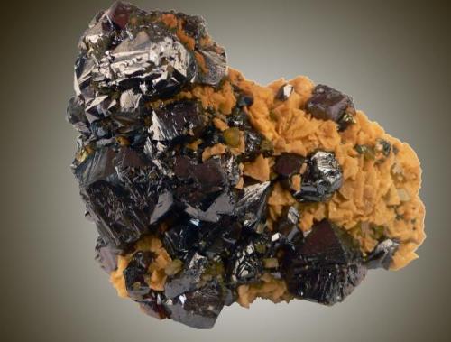 La mina Troya, cercana al pueblecito de Mutiloa en Guipúzcoa, proporcionó hermosos ejemplares de Esfalerita asociados con varios minerales,  entre ellos la dolomita. Dimensiones 8 x 8 cm.
Foto:J. R. García (Autor: JRG)