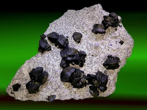 Grupo de cristales de casiterita procedente de la mina de Penouta en Viana do Bolo, provincia de  Orense. Dimensiones de la pieza 20 x 15 cm.
Foto: J. R. García (Autor: JRG)