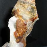 CLINOHUMITA-FORSTERITA  Juanar -Ojen -Malaga pieza 5.5cm x 2.5cm  ( en esta pieza curiosa de clinohumita, el apice es forsterita ,en los laterales tiene una espinela rosa calidad gema y una titanita, las dos micro) (Autor: Mijeño)