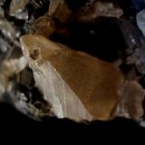 Galena y Cerusita maclada, Touissit, Oujda, Marruecos. Detalle del cristal. (Autor: Javier Garcia Canals)