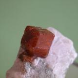 Spessartina (Espesartina) sobre FluoritaValle Hermoso, Tanti, Departamento Punilla, Provincia Córdoba, Argentina1,2x0.9x1 cm (cristal) (Autor: Ignacio Tepman)