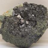 Magnetita y Actinolita - 
Mina La Herrería - Burguillos del Cerro - Badajoz - Extremadura - España - 
8,6 x 7,7 x 4,3 cm (Autor: Martí Rafel)