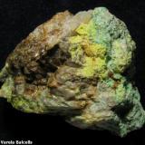 Fosfuranilita asociada a otros compuestos de uranio sobre cuarzo, Mina Cunha Baixa, Cunha Baixa, Mangualde, Viseu (Portugal)  4 x 2,5 x 2 cm. (Autor: Frederic Varela)