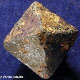 Magnetita, cristal octaédrico casi perfecto- Brasil (localidad desconocida, pero probablemente de Minas Gerais). Otra vista de la misma pieza. (Autor: Frederic Varela)