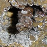Espeleotema de limonita involucrada por cuarzo (2 cm) - Tamaño total de la muestra- 15 cm. Morro das Balas, Formiga,MG-Brasil (Autor: Anisio Claudio)