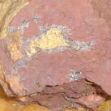 Goethita radial (veios) en roca laterítica. Tamaño de la muestra- 7cm. Morro das Balas, Formiga, Minas Gerais-Brasil (Autor: Anisio Claudio)