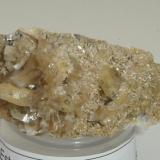 Estellerita, cuarzo y cristales cónicos de calcita. Tamaño de la muestra- 6cm. Tainhas, RioGrande do Sul- Brasil (Autor: Anisio Claudio)