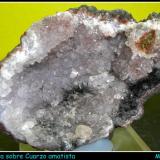 GOETITHA en geoda de CUARZO AMATISTA-Tizirine-Ourzazate-Marruecos-5cm x 7cm (Autor: Mijeño)