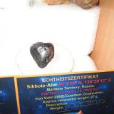 Meteorito Sikhote Alin (Rusia) Nótese la diferencia morfológica entre este y la metralla de más abajo. (Autor: Khalid)