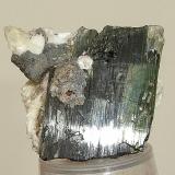Turmalina verde y albita (4 x 3 x 3cm). Origen desconocida. (Autor: Anisio Claudio)
