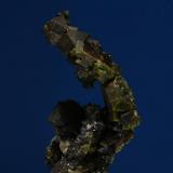 Curiosa sucesión de cristales de epidota y magnetita. Minas de Cala, Cala, Huelva, Andalucía, España.
 El tamaño del grupo es 2,5x0,6x06 cm. (Autor: Inma)