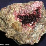 Roselita.
Aghbar, Bou Azzer, Ouarzazate Prov., Marruecos. 
Geoda 4 x 3 cm. sobre una pieza matriz dolomítica de 7 x 7 x 6 cm. 
Cristales lenticulares de intenso color de hasta 4 mm. (Autor: Frederic Varela)