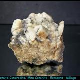 CONDRODITA - BISMUTO NATIVO - Mina Conchita - Estepona - Málaga - pieza 3.5cm x 4.5cm - cristal Bismuto 7mm y 3mm - cristales de Condrodita de 1.5cm (Autor: Mijeño)