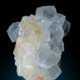 Cristal de Barita de 8 cm de altura orlado de cristales cúbicos de fluorita de color azul pálido procedente de la Corta San Liino en Caravia Alta (Arenal de Morís).
Fotografía: Jeff Scovil. (Autor: JRG)