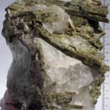 Epidota Argentina (La Calera, Córdoba) 16x11x12 cm. (Autor: javier zayar)