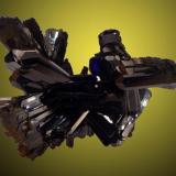 Grupo de cristales de azurita del emblemático "Pozo Nº IX" de la mina de "Touissit", con un magnifico brillo y transparencia, como se puede apreciar en la fotografía. Dimensiones 8 x 6 cm.
Fotografía: J. R. García (Autor: JRG)