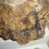 Roca laterítica con drusas de goethita submilimétrica y cuarzo blanco (muestra con 15 x 11 x 12 cm). Luanda, Formiga, Minas Gerais, Brasil. (Autor: Anisio Claudio)