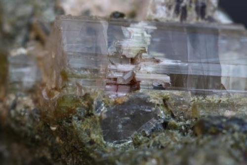 Cuarzo en un hueco de Acroita de Madagascar, aprox 2 mm (Autor: Pep Gorgas)