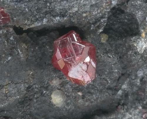 Cinabrio. Minas de Almadén (Las Cuevas), Almadén, Ciudad Real. Encuadre 6mm. (Autor: Carlos Pareja)