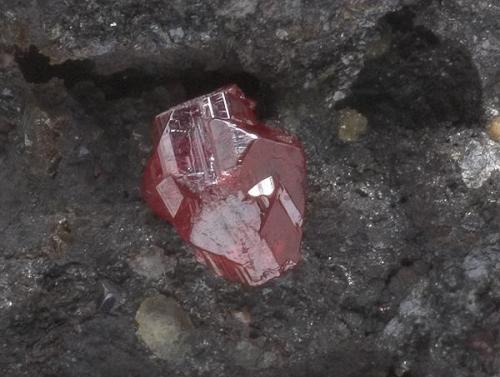 Cinabrio. Minas de Almadén (Las Cuevas), Almadén, Ciudad Real. Encuadre 6mm. (Autor: Carlos Pareja)