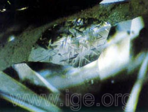 Un natural muy grande con trígonos en un diamante tallado. (Autor: Egor Gavrilenko)