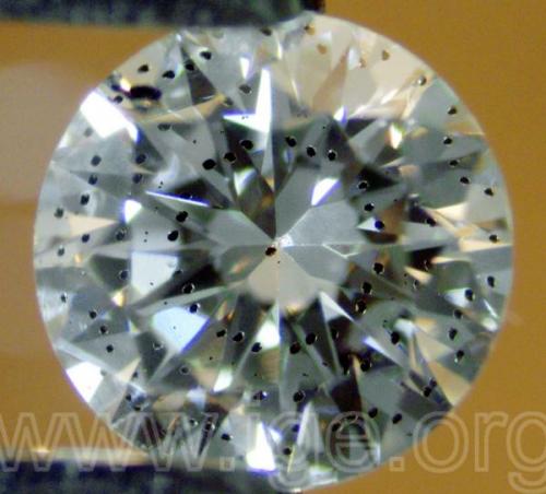 Un cristal de granate multiplicado en un diamante tallado. (Autor: Egor Gavrilenko)