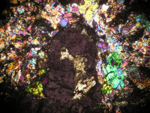 Minerales de yacimiento tipo skarn. (Autor: Roy Maldonado Nuñez)