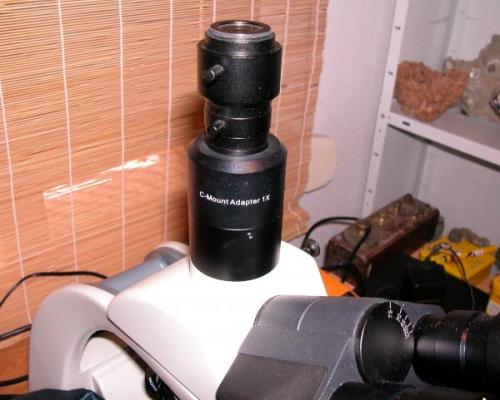 otro tipo de adaptador de rosca C y un adaptador para conectar una coolpix a un microscopio (Autor: Cesar M. Salvan)