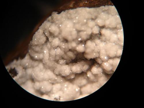 Drusa de cristales de cuarzo con un diámetro inferior a 0,2 mm. Origen: Morro das Balas, Formiga -Minas Gerais-Brasil (Autor: Anisio Claudio)