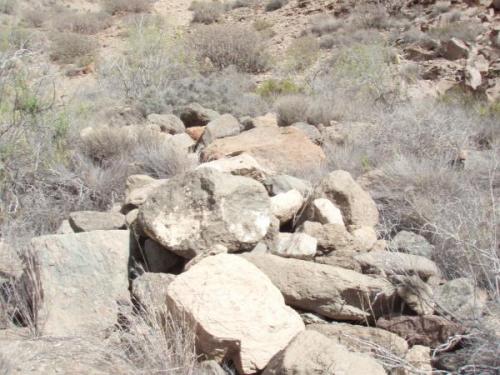 Grupo donde se encontraba la roca que contenia las fisuras con la Aegirina. (Autor: Jose Bello)