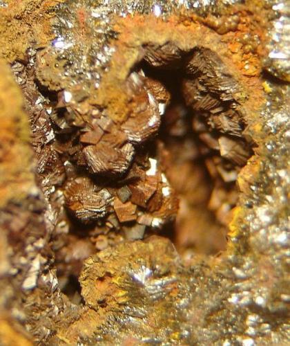 cristales submilimétricos de siderita en crosta ferruginosa. Morro das Balas, Formiga, Minas Gerais- Brasil (Autor: Anisio Claudio)