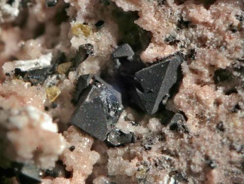 Octaedros de Ilmenita (¿?) Cristales de 1 mm. (Autor: soldevilla)
