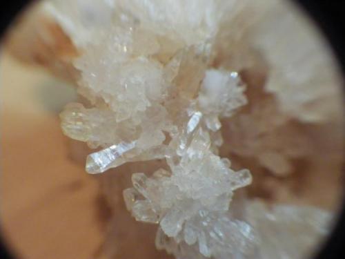 Grupo de cristales de cuarzo. El cristal que señala a las 8 tiene una longitud de 3 mm (Autor: Pepe Ruano)