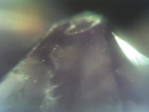 El cristal mide 2 mm aprox. (Autor: Leonardo S. Zaccolo)