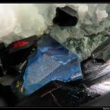 Benitoita, Neptunita y Natrolita de Benitoite Gem Mine, San Benito County, California, USA
Foto: Fred (Ploum) 
http://www.mineral-forum.com/message-board/viewtopic.php?p=2236#2236 (Autor: Jordi Fabre)