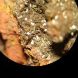 Cristales (quizás goethita) de menos de 0,3 mm. Origen: Morro das Balas, Formiga -Minas Gerais-Brasil (Autor: Anisio Claudio)