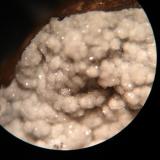 Drusa de cristales de cuarzo con un diámetro inferior a 0,2 mm. Origen: Morro das Balas, Formiga -Minas Gerais-Brasil (Autor: Anisio Claudio)