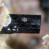 Este es el tipo de cristal de pseudobrookita más común en las muestras, presentan color oscuro  (nótese el borde inferior marrón), brillo mate, caras bien definidas con presencia de estrías.
Campo visual aproximado 3mm. (Autor: Vinoterapia)