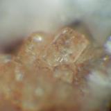 Cristales de Chabasita. 1 mm el pseudocubo. (Autor: Pepe Ruano)