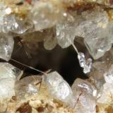 Otro ejemplo de cristales "flotantes" de calcita, en este caso creciendo sobre un mineral no identificado. Hacia el fondo se observan algunos cristales aciculares de warwickita.
Campo visual aproximado 4,6 mm. Profundidad de campo mediante Combine ZP, 6 planos. (Autor: Vinoterapia)