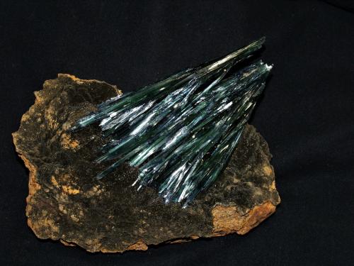 Vivianite<br />Concesión Cabeça do Cachorro, São Gabriel da Cachoeira, zona Cabeça do Cachorro, Amazonas, Brasil<br />21x23x4 cm''s<br /> (Author: Joseph DOliveira)