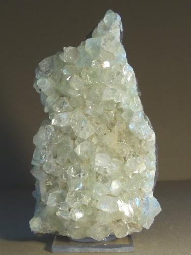 Fluorapophyllita-(K) [Fluorapophyllite-(K)]<br />Distrito Pune (Distrito Poonah), Maharashtra, India<br />8 x 5 cm.<br /> (Autor: Felipe Abolafia)