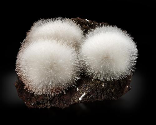 Scolecite<br />Water well at Rankhamb, Sangamner, Ahmadnagar District, Maharashtra, India<br />26 x 20 x 15 cm / main crystal: 7.0 cm<br /> (Author: MIM Museum)