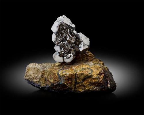 Sperrylite<br />Talnakh, Noril'sk, Putoran Plateau, Península Taimyr, Taymyrskiy Autonomous Okrug, Zabaykalsky Krai, Rusia<br />7.5 x 4 x 6 cm / main crystal: 1.9 cm<br /> (Author: MIM Museum)