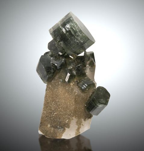 Fluorapatito, Cuarzo<br />Minas da Panasqueira, Aldeia de São Francisco de Assis, Covilhã, Castelo Branco, Cova da Beira, Centro, Portugal<br />10 x 5.5cm, cristales hasta 3cm<br /> (Autor: Raul Vancouver)