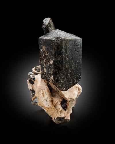 Fluoro-richterita<br />Wilberforce area, Haliburton County, Ontario, Canada<br />10 x 10 x 21.5 cm / cristal principal: 10.6 cm<br /> (Autor: Museo MIM)